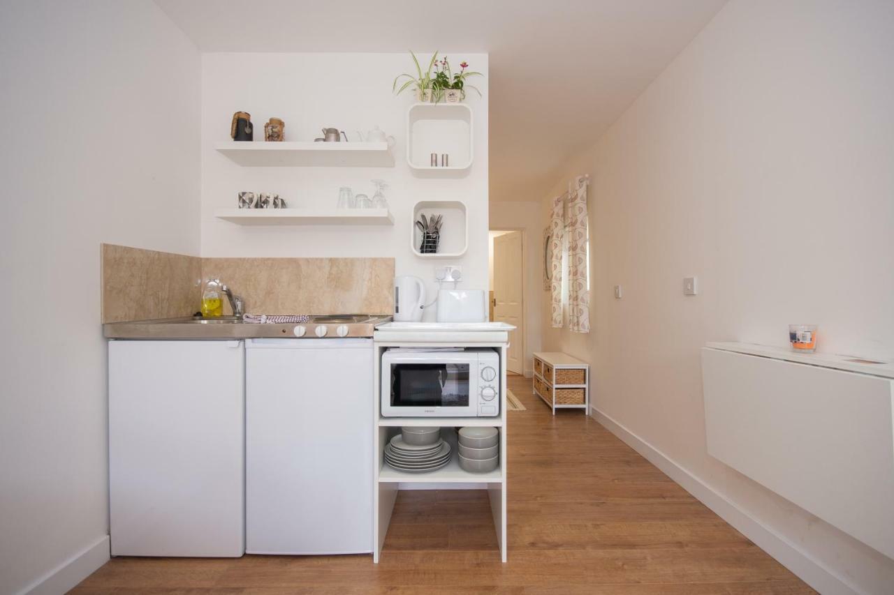 Garden Studio Apartment St Andrews - Free Parking ภายนอก รูปภาพ